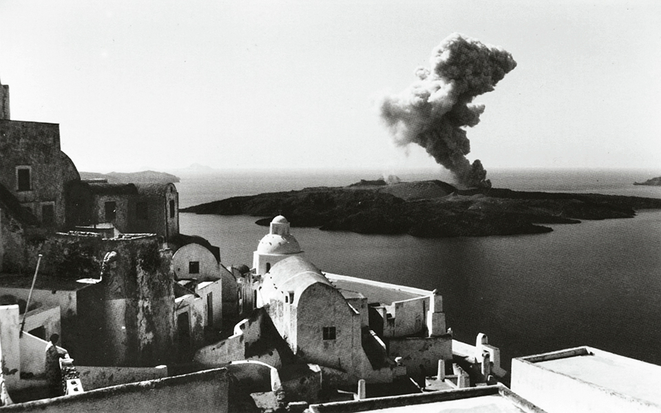 Santorini’s Caldera: Unveiling Nature’s Spectacular Canvas